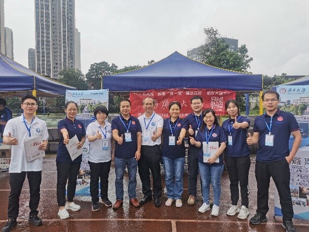 拉斯维加斯0567官方网站到柳州高级中学参加广西普通高校招生咨询会