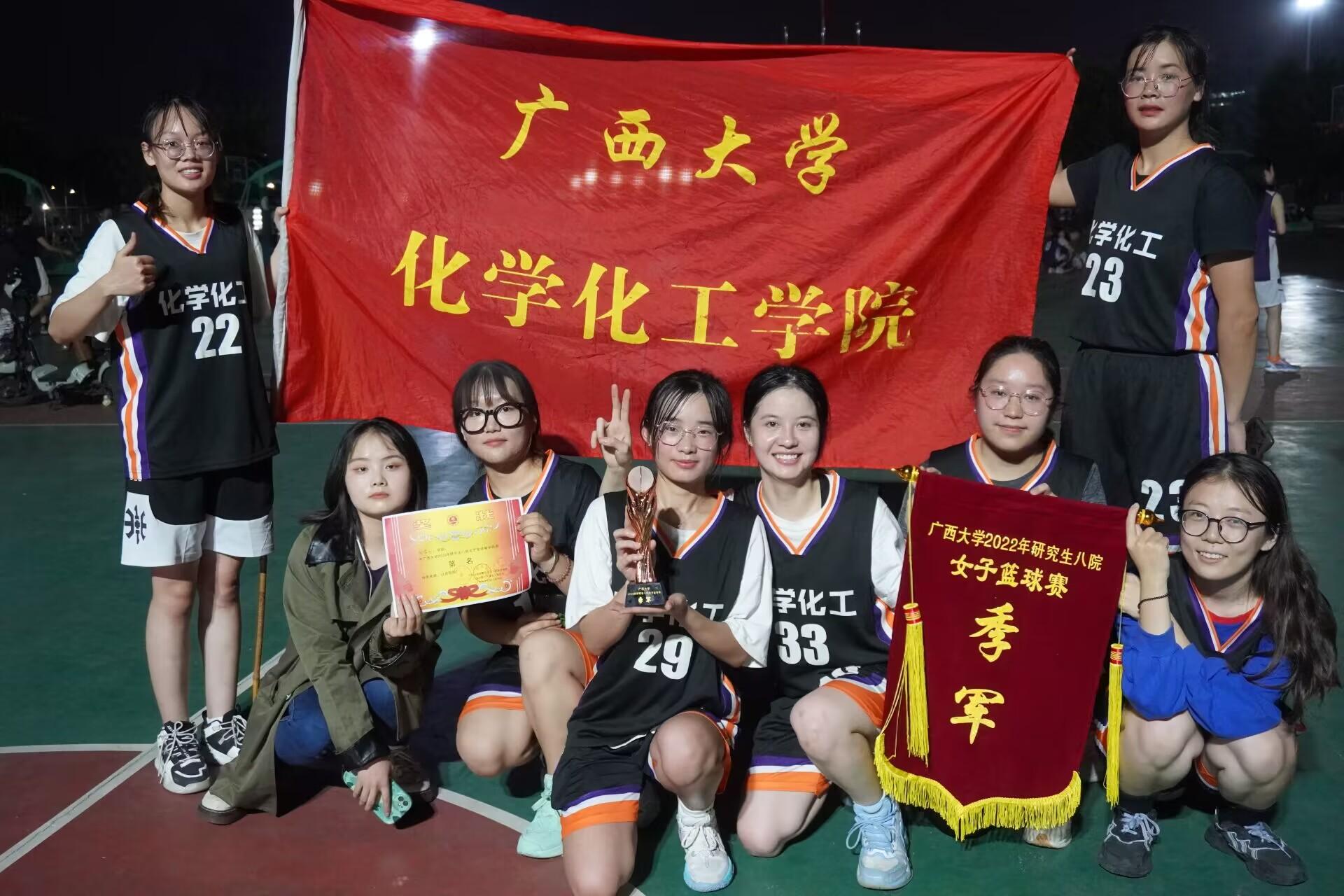 拉斯维加斯官网女子篮球队勇夺校赛季军