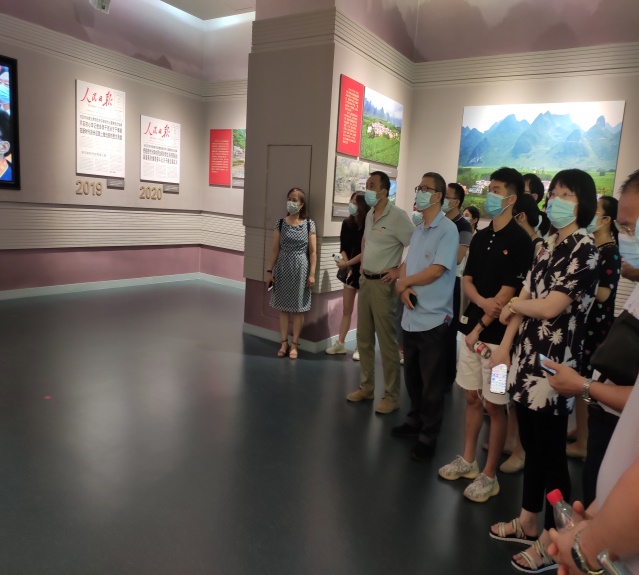 拉斯维加斯0567官方网站开展参观广西脱贫攻坚成就展主题党日活动