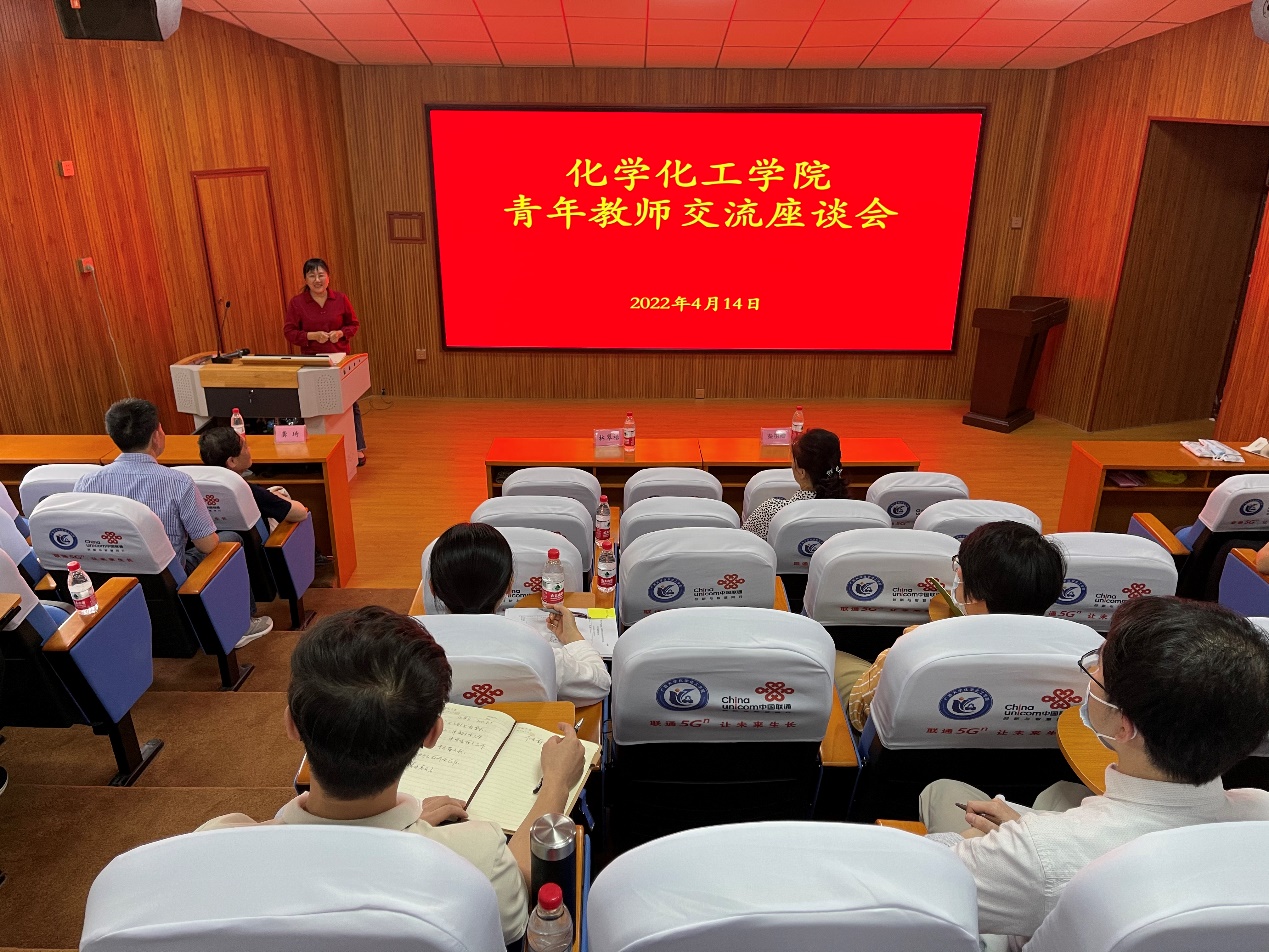 拉斯维加斯0567官方网站召开青年教师座谈会